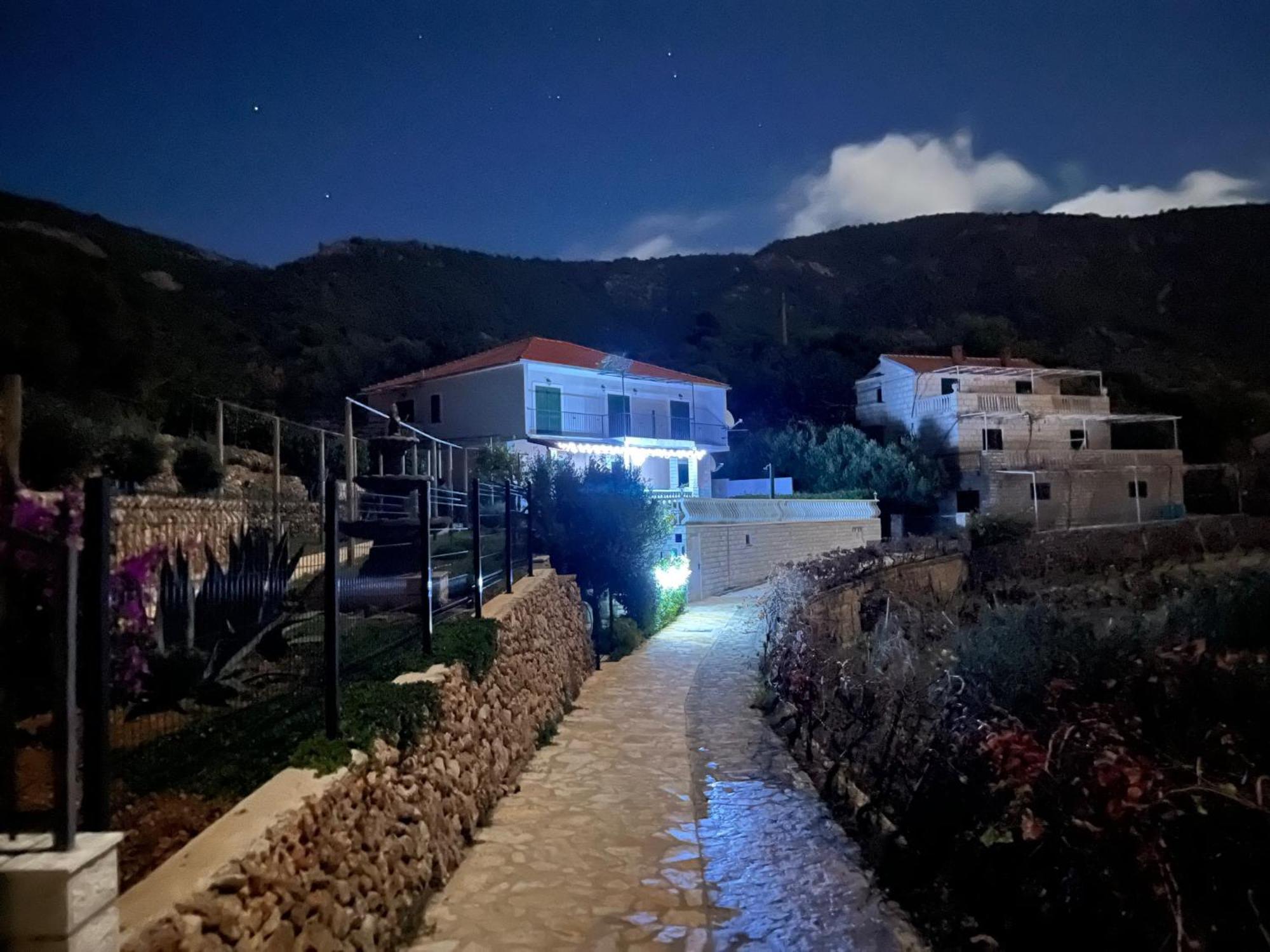 Apartments Suho Komiža 外观 照片